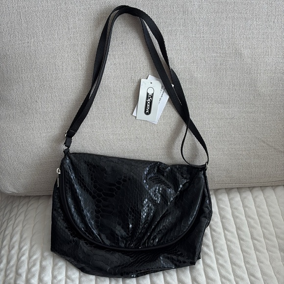 NWT Lesportsac Black Crossbody Shoulder Bag with Snakeskin Textured Fabric - Picture 2 of 9